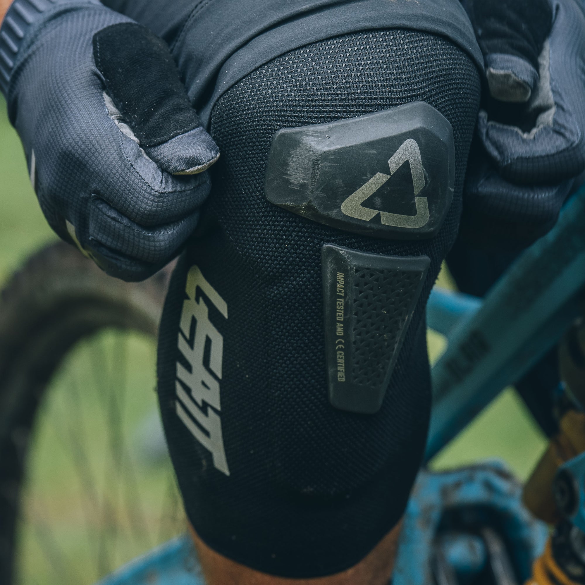 Leatt mtb hot sale knee pads